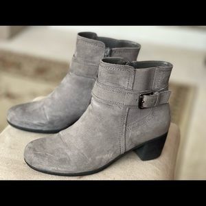 Croft and borrow Ortholite ankle boots
